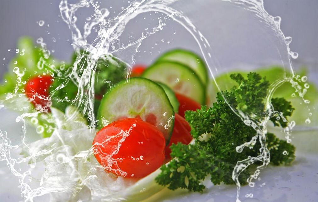 स्वस्थ भोजन और पानी वजन घटाने के लिए आवश्यक महत्वपूर्ण तत्व हैं