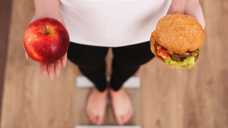 तेजी से वजन कम करने का एक तरीका है अपने आहार में बदलाव करना।