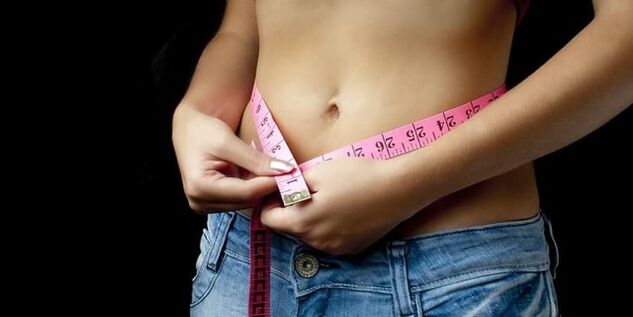 एक महीने में वजन कम करने के बाद पतली लड़की