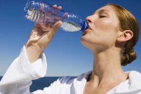 आलसी आहार पर पानी पीना